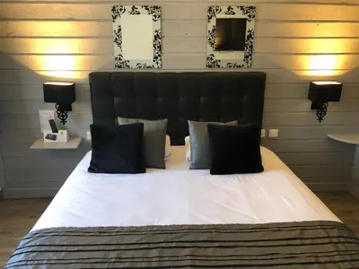 Un ou plusieurs lits dans un hébergement de l'établissement Logis Hôtel Restaurant Burnichon