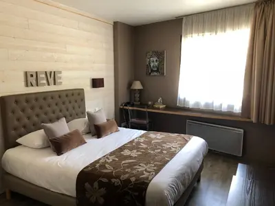 Un ou plusieurs lits dans un hébergement de l'établissement Logis Hôtel Restaurant Burnichon