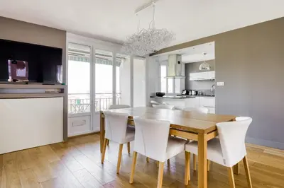 Cuisine ou kitchenette dans l'établissement Superbe Appart 3ch Terrasse Vue sur Lyon et garage