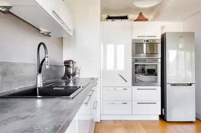Cuisine ou kitchenette dans l'établissement Superbe Appart 3ch Terrasse Vue sur Lyon et garage