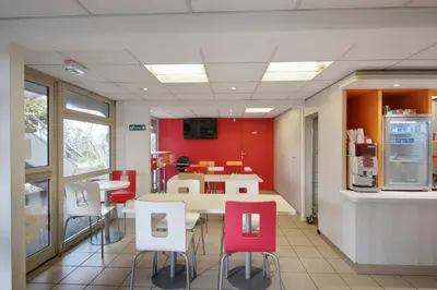 Cuisine ou kitchenette dans l'établissement Premiere Classe Lyon Est - Bron Eurexpo