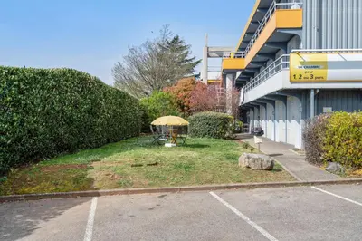 Jardin de l'établissement Premiere Classe Lyon Est - Bron Eurexpo