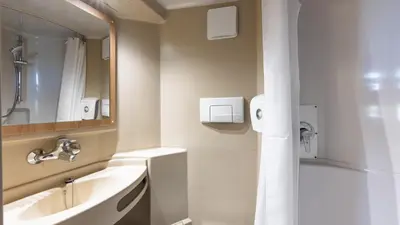 Salle de bains dans l'établissement Premiere Classe Lyon Est Aeroport Saint Exupery
