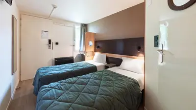Un ou plusieurs lits dans un hébergement de l'établissement Premiere Classe Lyon Est Aeroport Saint Exupery