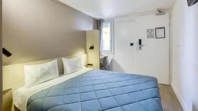 Un ou plusieurs lits dans un hébergement de l'établissement Premiere Classe Lyon Est Aeroport Saint Exupery