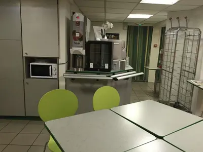Cuisine ou kitchenette dans l'établissement Premiere Classe St Etienne Nord Villars