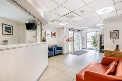 Coin salon dans l'établissement Première Classe Lyon Centre Gare Part Dieu