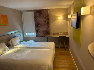 Un ou plusieurs lits dans un hébergement de l'établissement Kyriad Lyon Est - Saint Bonnet De Mure