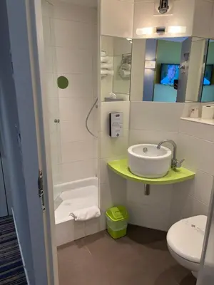 Salle de bains dans l'établissement Kyriad Lyon Est - Saint Bonnet De Mure