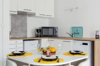 Cuisine ou kitchenette dans l'établissement Grand studio confort, Parking
