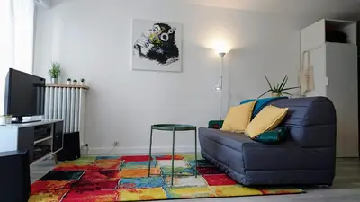 Télévision ou salle de divertissement dans l'établissement Grand studio confort, Parking