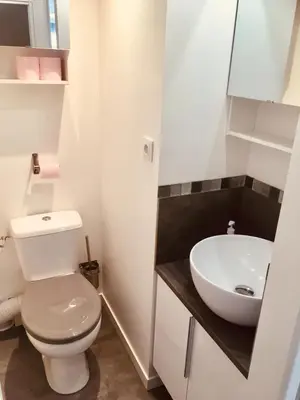 Salle de bains dans l'établissement 9M en plein centre de Lyon visite à pied