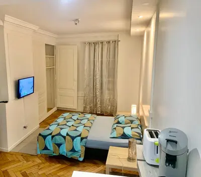 Télévision ou salle de divertissement dans l'établissement 9G en plein centre de Lyon, visite à pied