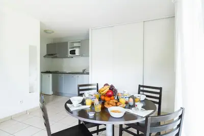 Cuisine ou kitchenette dans l'établissement Garden & City Lyon - Marcy