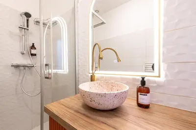 Salle de bains dans l'établissement Le Hirvi - cocon zen et épuré à 10min Vieux Lyon