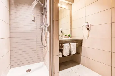 Salle de bains dans l'établissement Republik Hotel