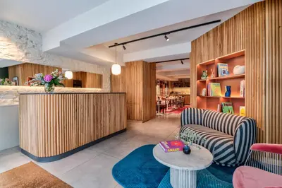 Coin salon dans l'établissement Republik Hotel