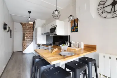 Cuisine ou kitchenette dans l'établissement GuestReady - Le Duplex des pentes