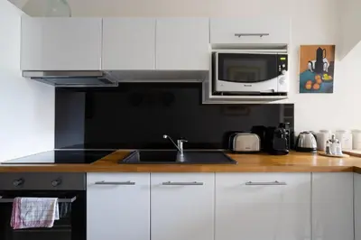 Cuisine ou kitchenette dans l'établissement GuestReady - Le Duplex des pentes