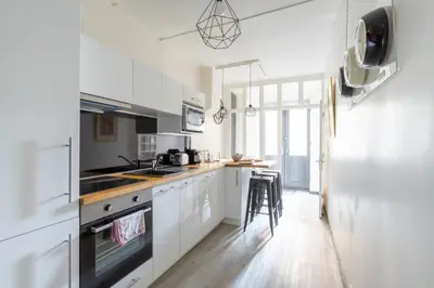 Cuisine ou kitchenette dans l'établissement GuestReady - Le Duplex des pentes
