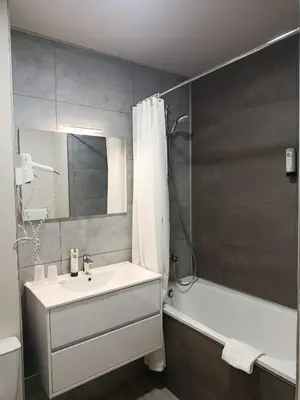 Salle de bains dans l'établissement Logis Hôtel Le Saint Clément