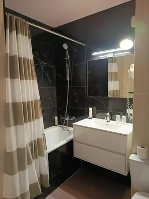 Salle de bains dans l'établissement Logis Hôtel Le Saint Clément