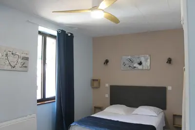 Un ou plusieurs lits dans un hébergement de l'établissement Logis Hôtel Le Saint Clément