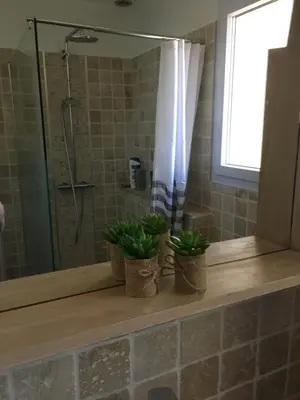 Salle de bains dans l'établissement Chambres dans villa avec piscine