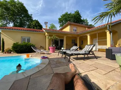 Piscine de l'établissement Chambres dans villa avec piscine ou située à proximité