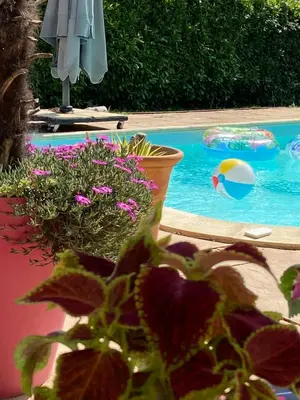 Piscine de l'établissement Chambres dans villa avec piscine ou située à proximité