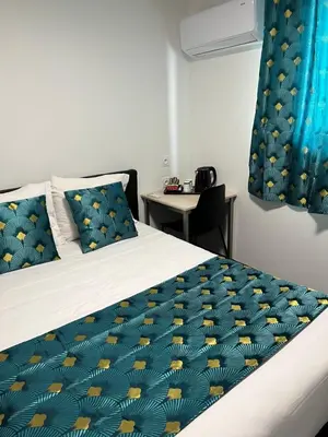 Un ou plusieurs lits dans un hébergement de l'établissement HOTEL DE LA PAIX Lyon Sud Givors