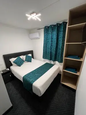 Un ou plusieurs lits dans un hébergement de l'établissement HOTEL DE LA PAIX Lyon Sud Givors