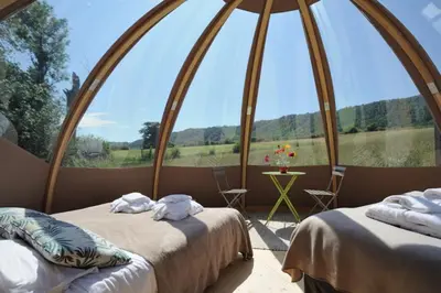 Un ou plusieurs lits dans un hébergement de l'établissement Les Insolites du Domaine de Suzel