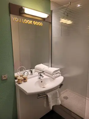 Salle de bains dans l'établissement Premiere Classe Lyon Nord Dardilly