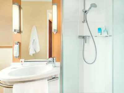 Salle de bains dans l'établissement ibis Lyon Part Dieu Les Halles