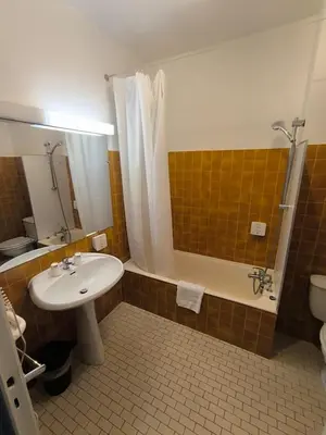Salle de bains dans l'établissement Adonis Lyon Est Hôtel Artys