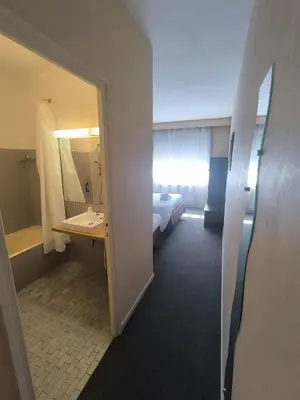 Salle de bains dans l'établissement Adonis Lyon Est Hôtel Artys