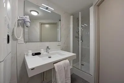 Salle de bains dans l'établissement Hôtel du Parc