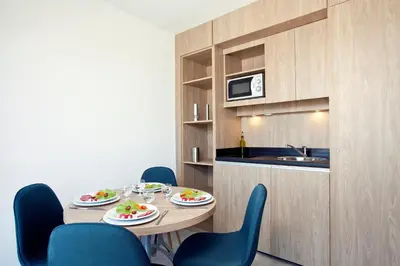 Cuisine ou kitchenette dans l'établissement Residhome Lyon Gerland
