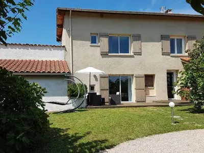 Jardin de l'établissement Maison cosy avec jardin dans les Monts du Lyonnais - FR-1-496-174