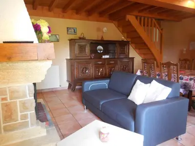 Coin salon dans l'établissement Maison rustique avec jardin à Aveizieux, animaux admis - FR-1-496-175