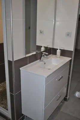 Salle de bains dans l'établissement VILLA KÉRINÉ