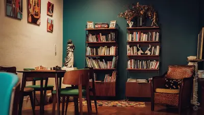 Bibliothèque dans l'hôtel