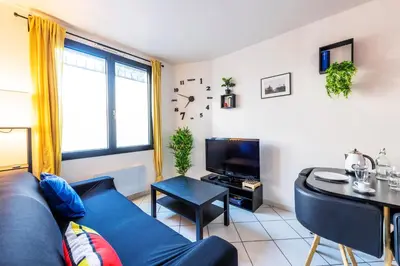 Télévision ou salle de divertissement dans l'établissement Appartement entier - Le mondrian - 1ch Check-in 24h