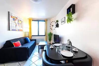 Coin salon dans l'établissement Appartement entier - Le mondrian - 1ch Check-in 24h