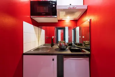Cuisine ou kitchenette dans l'établissement Appartement entier - Le mondrian - 1ch Check-in 24h