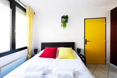 Un ou plusieurs lits dans un hébergement de l'établissement Appartement entier - Le mondrian - 1ch Check-in 24h