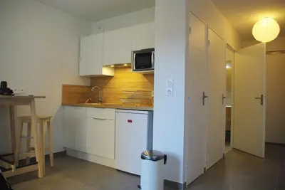 Cuisine ou kitchenette dans l'établissement Appartement avec Balcon Immeuble Standing