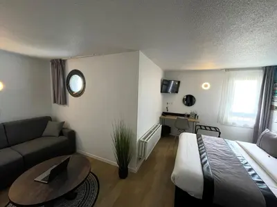 Un ou plusieurs lits dans un hébergement de l'établissement Logis Cris Hôtel et Restaurant, Lyon Sud-Est