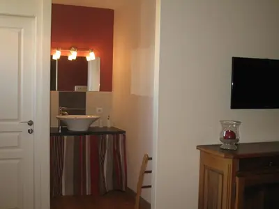 Télévision ou salle de divertissement dans l'établissement Domaine Gilles Copéret- Artisan-Vigneron- chambres d'hôtes Les Glycines -